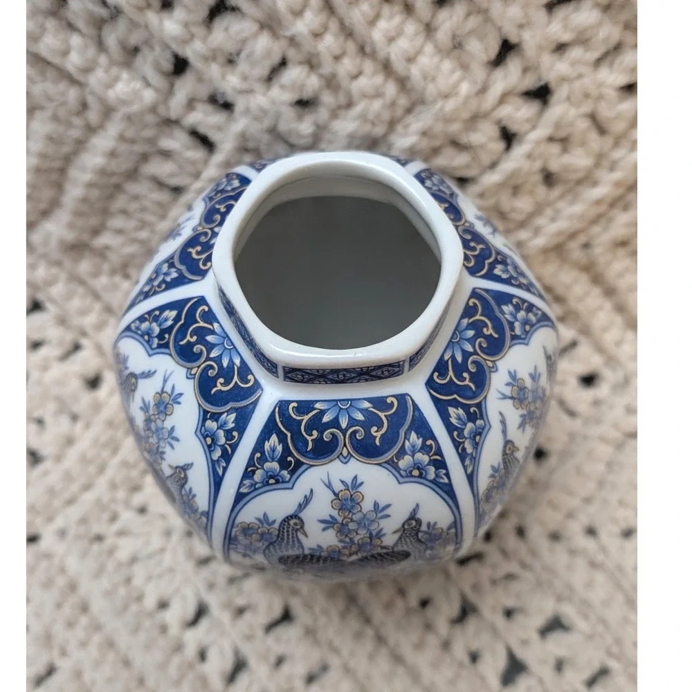 Blue and White Porcelain Decorative Ginger Jar with Gold Accent